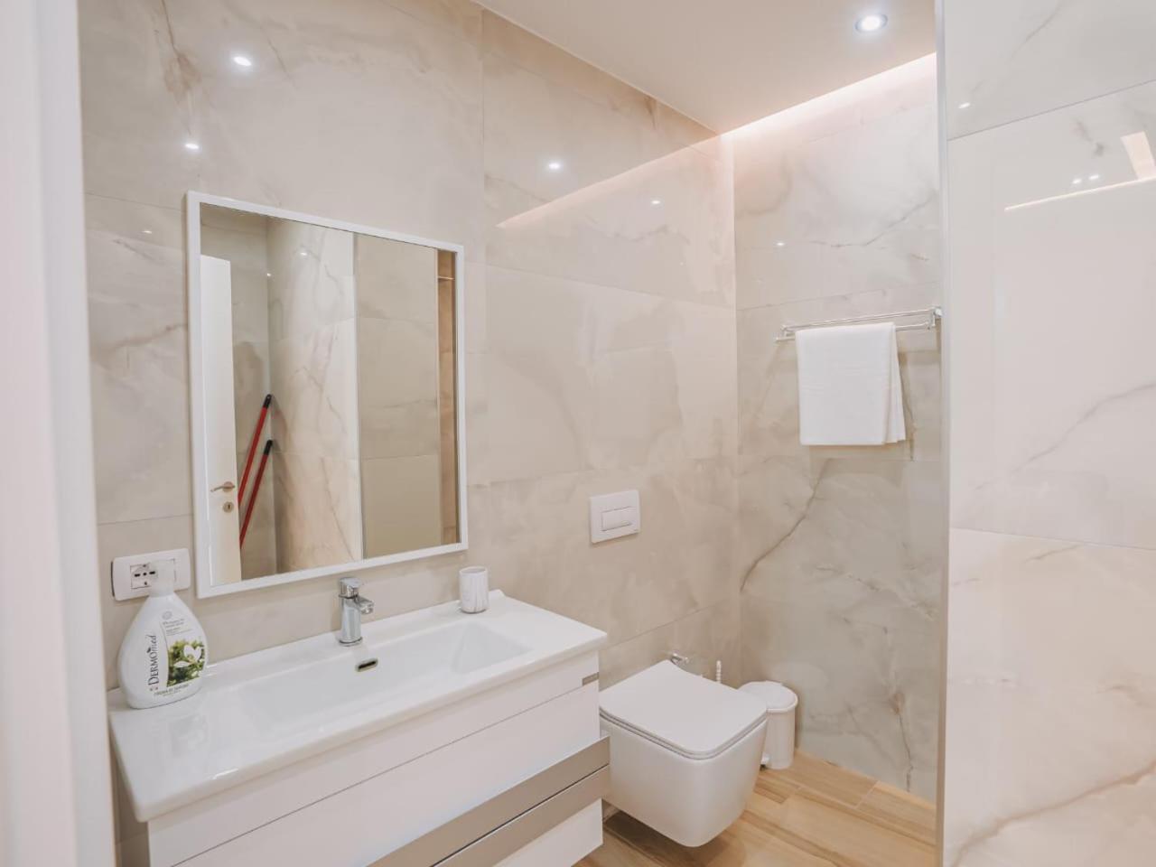 Jd Luxury Apartments Vlore Luaran gambar
